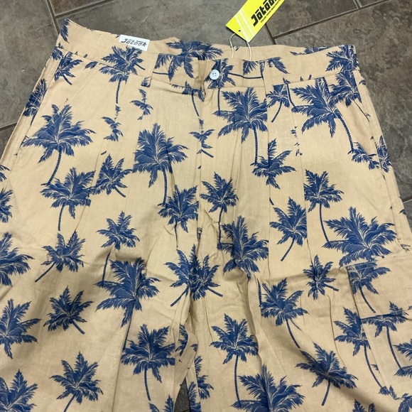 😳BUY 1,GET 2 FREE😳 NWT Beige and Blue Palm Print Shorts - Picture 2 of 5